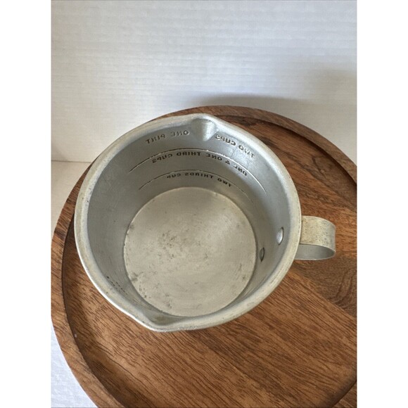 Vintage ALUMINUM Measuring TWO Cup Capacity w/ Handle & Double Spout - Picture 8 of 9